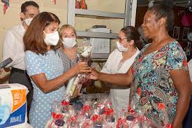 TJMG entrega livros a idosas de Belo Horizonte