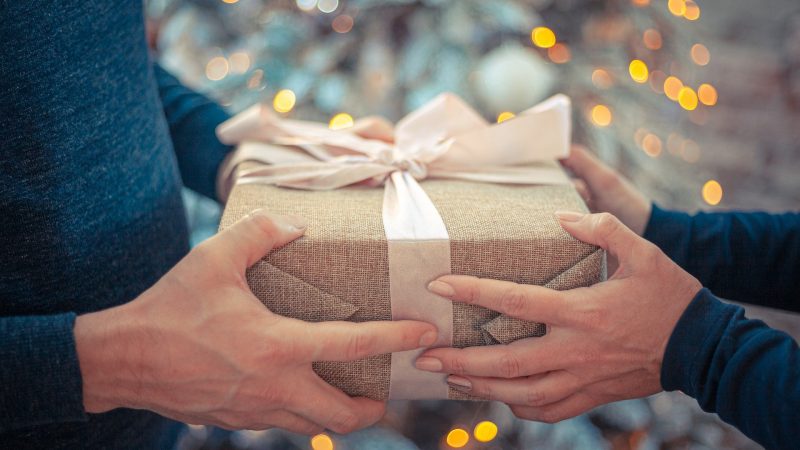 Lojas são obrigadas a trocar presentes de natal? Saiba o que diz a lei