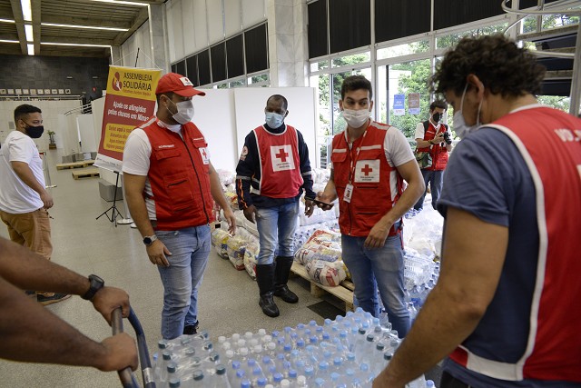 Assembleia entrega donativos para Cruz Vermelha