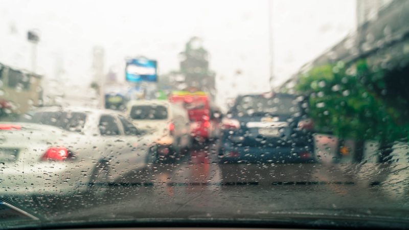 Saiba como dirigir em segurança na época de chuvas
