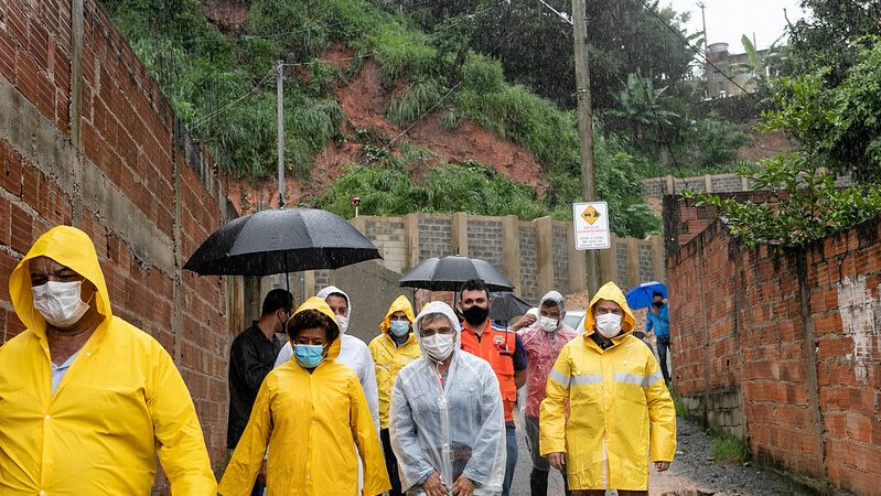 Prefeitura faz trabalho de conscientização e retira famílias de áreas de risco na região de Nova Contagem