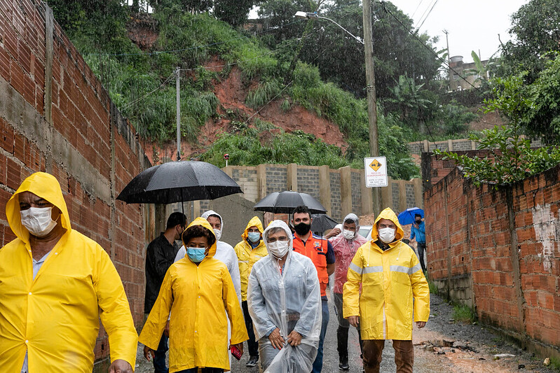 Prefeitura faz trabalho de conscientização e retira famílias de áreas de risco na região de Nova Contagem