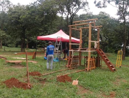 Brinquedos infantis começam a ser instalados no Parque Fernão Dias