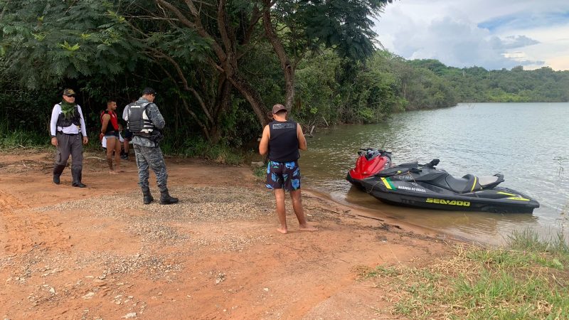 Ação conjunta da Guarda Municipal com a Marinha fiscaliza embarcações em Várzea das Flores