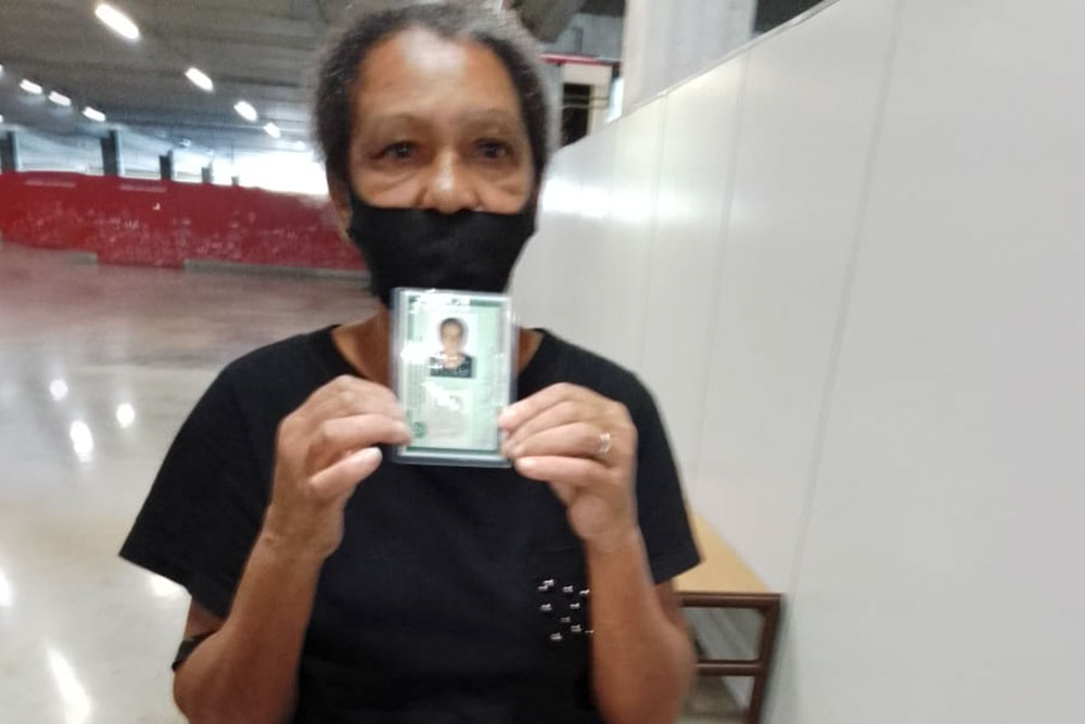 Mulher obtém certidão de nascimento aos 52 anos