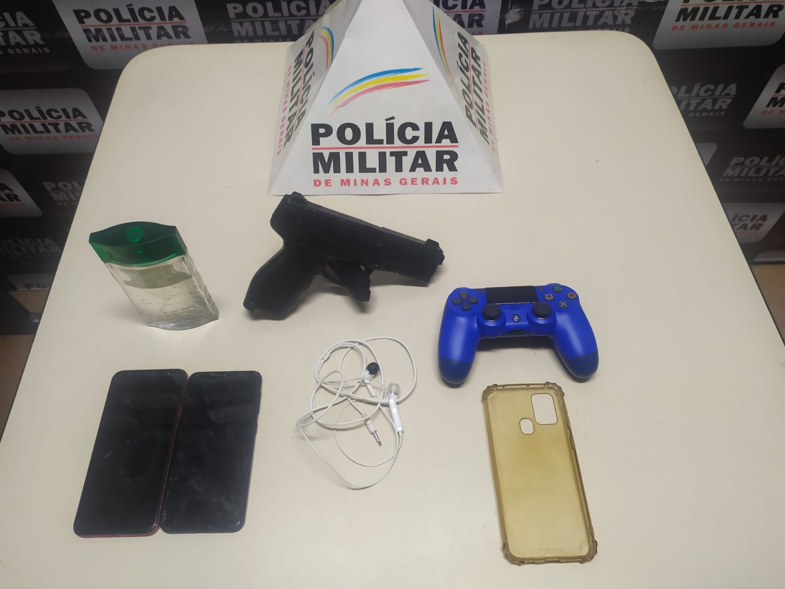CONTAGEM – 18º BPM – Militares recuperam produtos roubados, prendem autor e apreendem réplica de arma de fogo e drogas