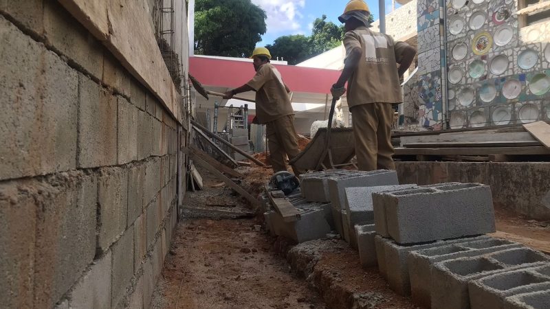 Casa de Cacos segue em restauração e muros de contenção começam a ser erguidos