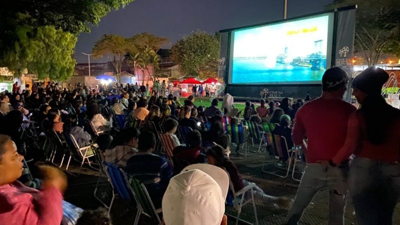 Cine na Praça atrai pessoas de todas as idades e é sucesso em Contagem