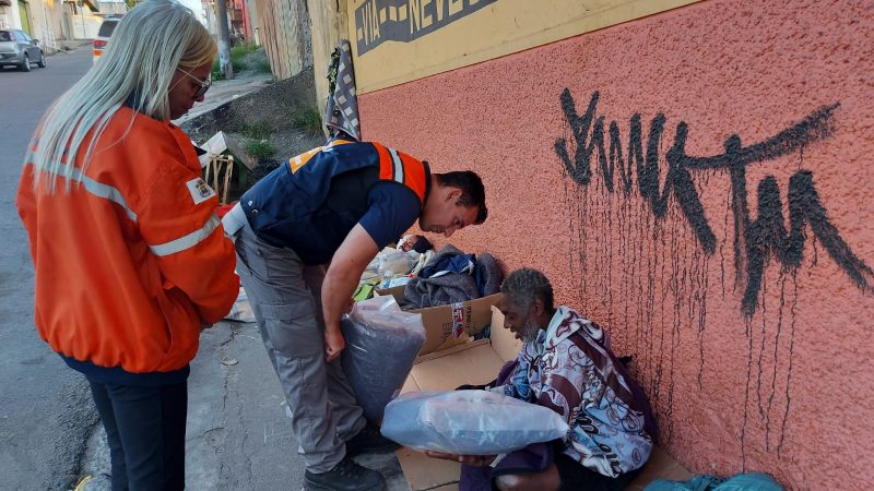 Governo de Minas distribui 400 kits de cobertores e agasalhos para população de rua da Grande BH