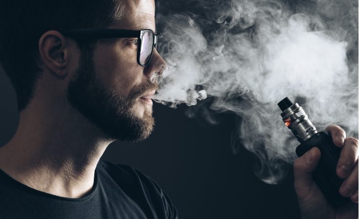 Uso do cigarro eletrônico cresce entre jovens e preocupa especialistas de saúde