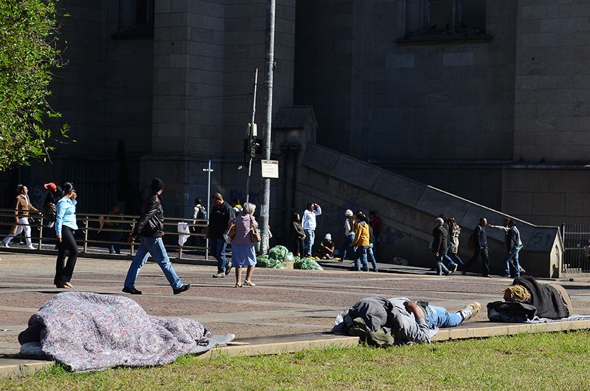 Prefeitura socorre pessoas em situação de rua para reduzir efeitos da onda intensa de frio desta semana