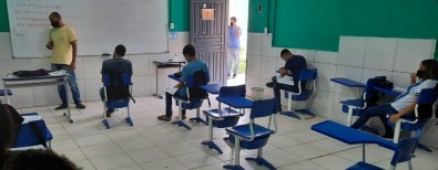 Estudo reforça a importância de manter máscaras nas escolas