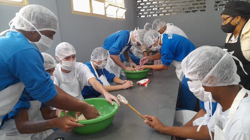 Adolescente em cumprimento de medida socioeducativa conquista vaga de emprego ao se destacar em workshop de pizzaiolo