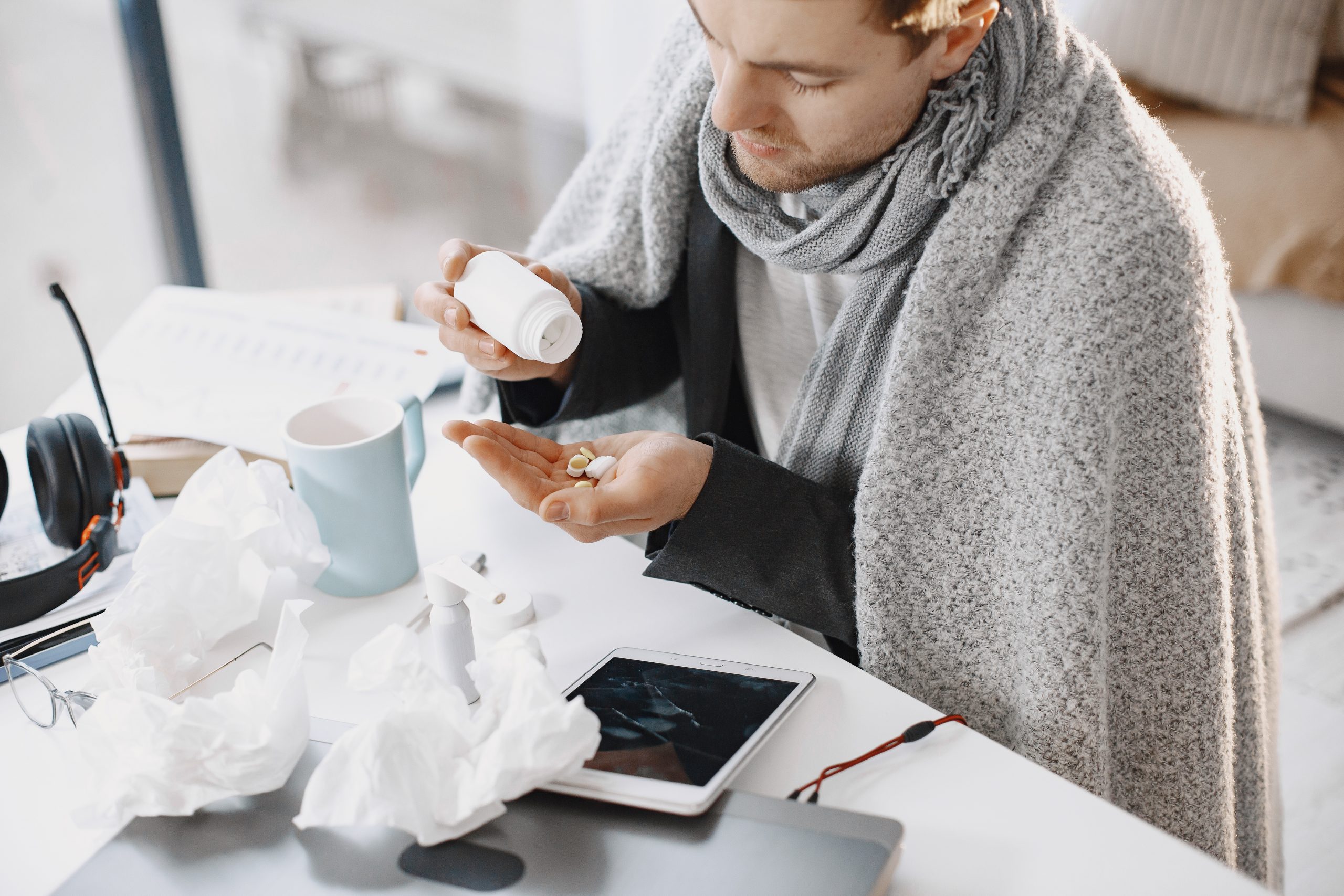 Gripes e resfriados: automedicação pode mascarar sintomas e trazer riscos