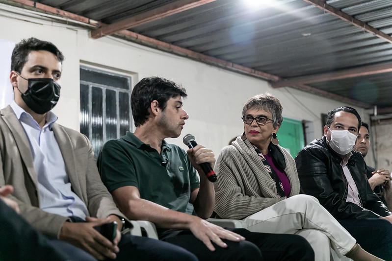 Prefeitura e Estado se reúnem com moradores do bairro Riacho para comunicar a retomada das obras da rua Rio Volga