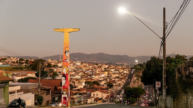 Artistas apresentam sua arte e falam das inspirações para grafitar os postes da avenida Teleférico