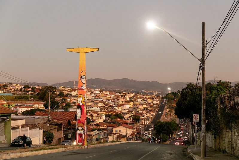 Artistas apresentam sua arte e falam das inspirações para grafitar os postes da avenida Teleférico