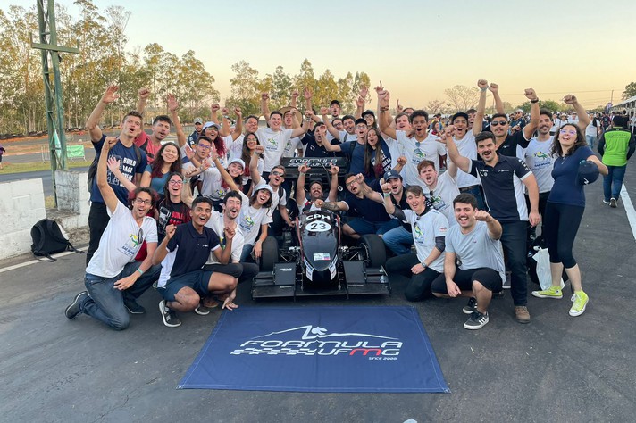 Equipes da UFMG destacam-se em competição nacional de carros elétricos e a combustão