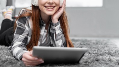 Adolescentes que usam celular ou tablet por mais de três horas ao dia sofrem mais com dor na coluna