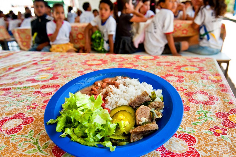 Governo repassa R＄ 2,5 bilhões em seis meses para alimentação escolar
