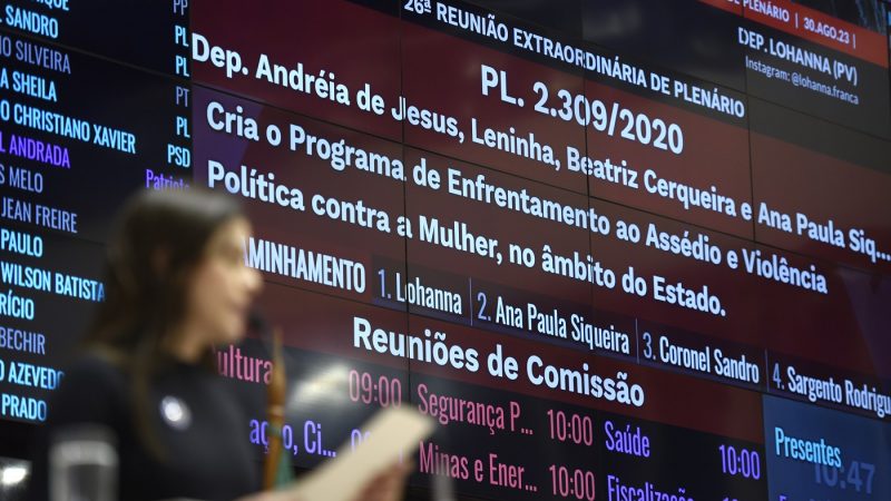 Projeto que busca coibir violência política contra a mulher é aprovado em 1º turno