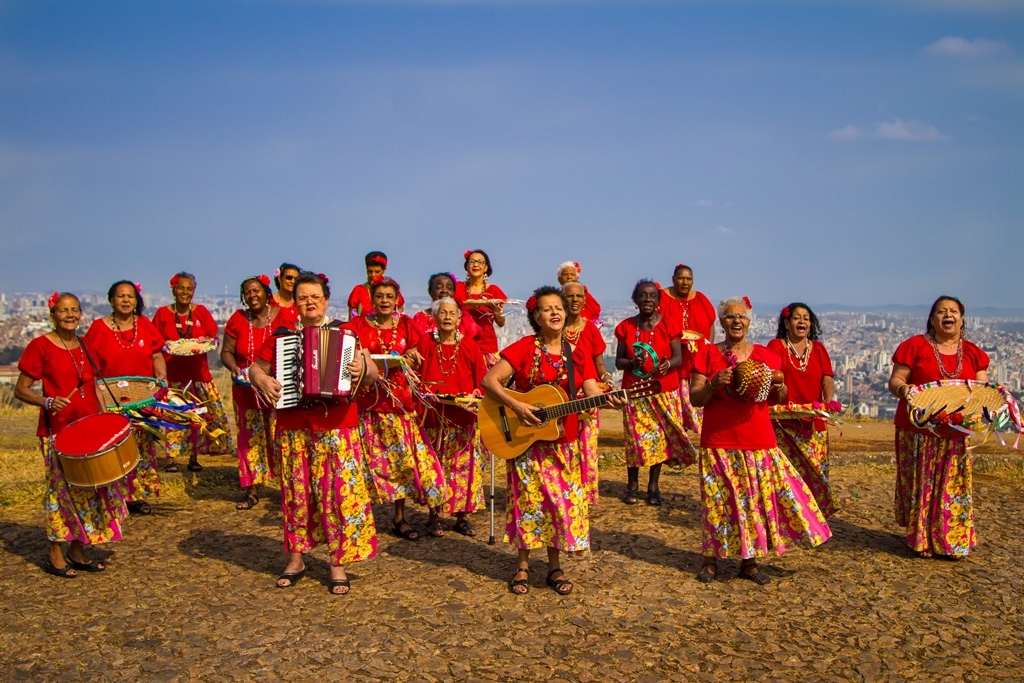 Meninas de Sinhá realizam show inspirado nas tradicionais cantigas de roda no Centro Cultural UFMG