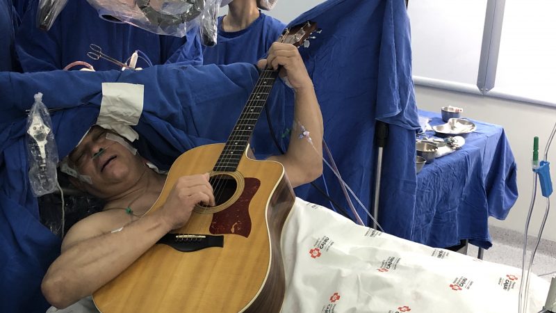 Paciente canta e toca violão durante cirurgia para retirada de tumor cerebral em hospital SUS