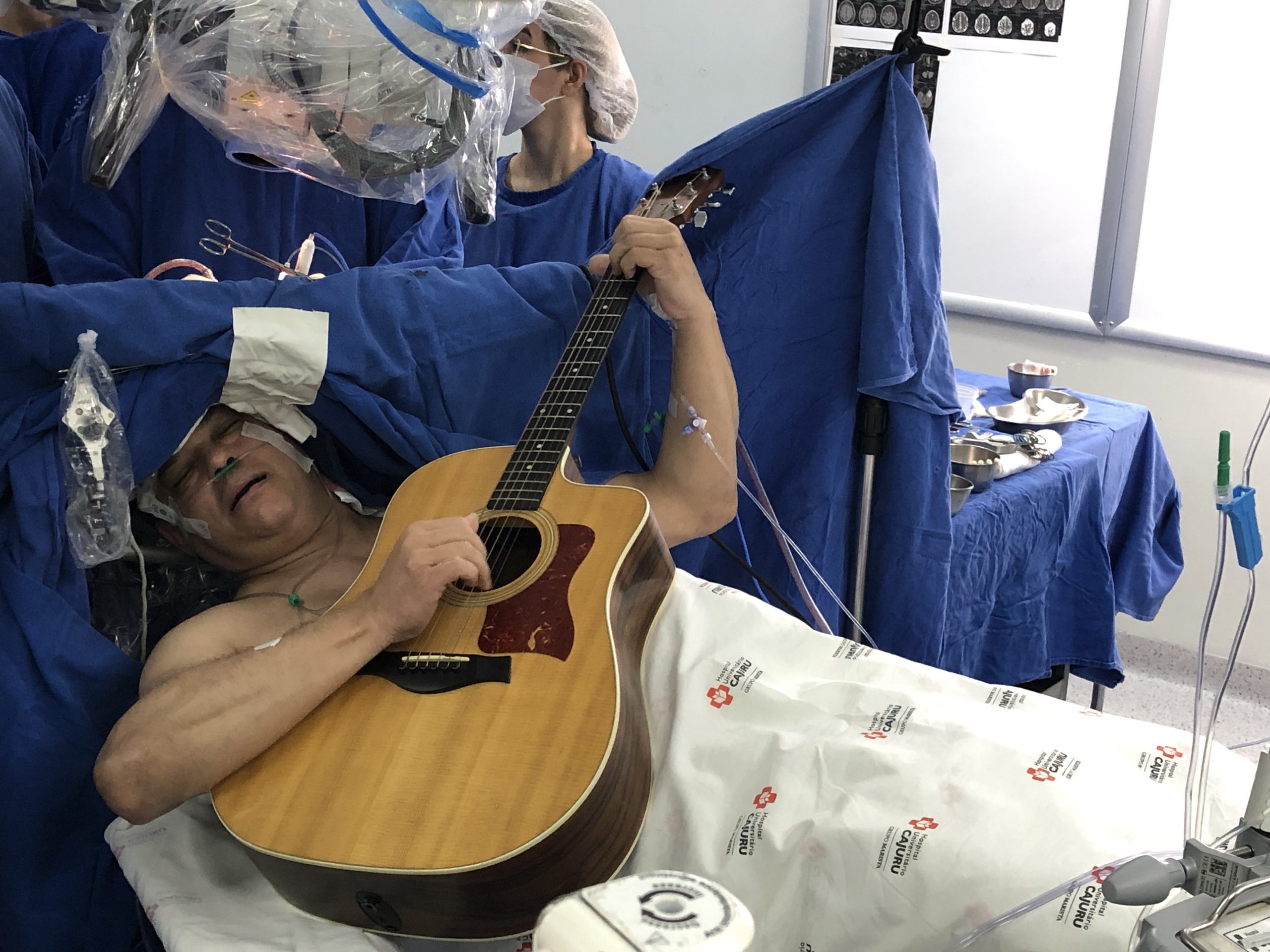 Paciente canta e toca violão durante cirurgia para retirada de tumor cerebral em hospital SUS