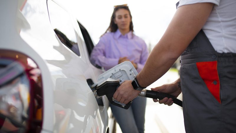 Com o aumento da gasolina e do diesel, especialista alerta como identificar postos com ofertas suspeitas