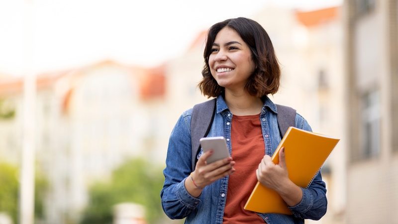 Programa oferece mais de 230 bolsas de estudo integrais a jovens com baixas condições socioeconômicas da rede pública