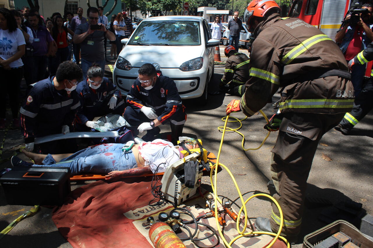 Simulação de acidente no campus Saúde da UFMG marca início da Semana Nacional de Trânsito