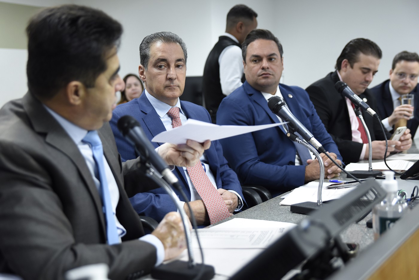 Relator distribui cópias de parecer sobre taxação de supérfluos