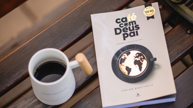 Belo Horizonte recebe primeira sessão de dedicatórias do livro mais vendido do país, Café com Deus Pai, do autor Junior Rostirola