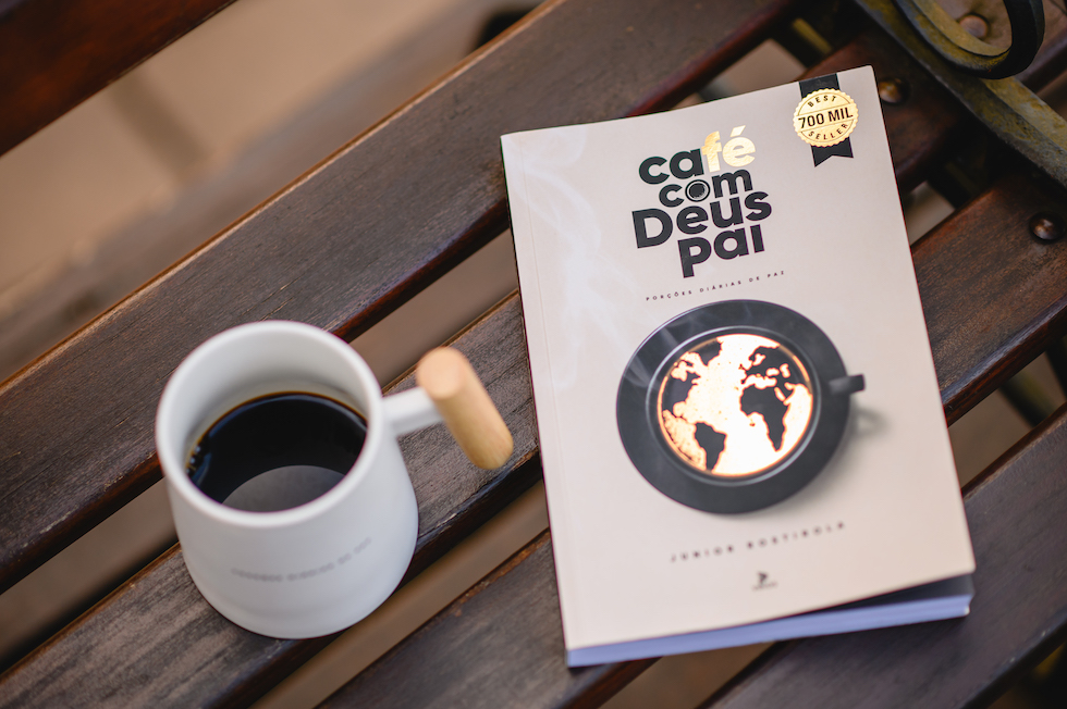 Belo Horizonte recebe primeira sessão de dedicatórias do livro mais vendido do país, Café com Deus Pai, do autor Junior Rostirola