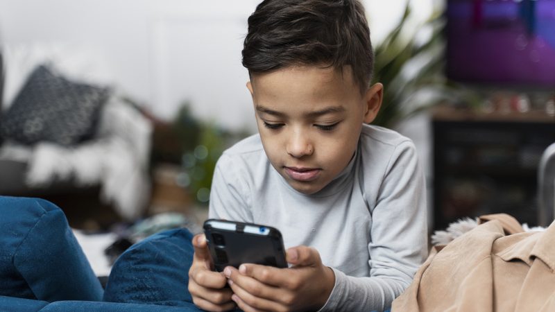 Cerca de 96% de crianças e adolescentes usam celular no Brasil