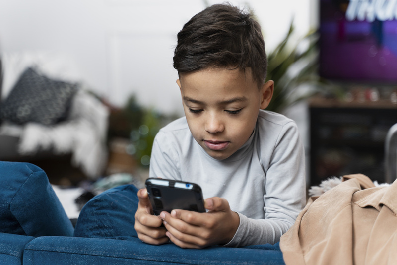 Cerca de 96% de crianças e adolescentes usam celular no Brasil