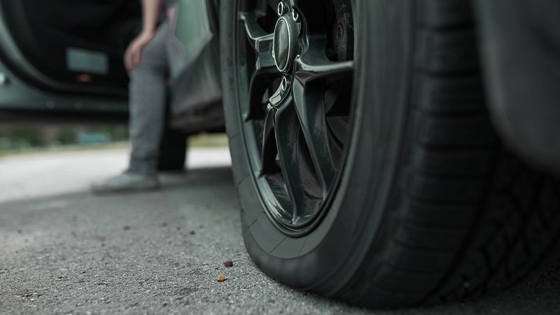 Aumento de vias sem conservação gera procura por coberturas especializadas para danos em pneus e rodas