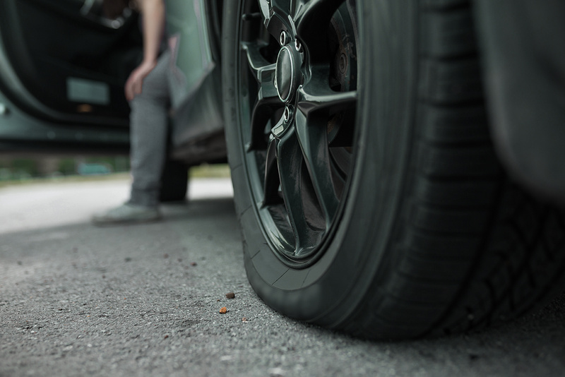 Aumento de vias sem conservação gera procura por coberturas especializadas para danos em pneus e rodas