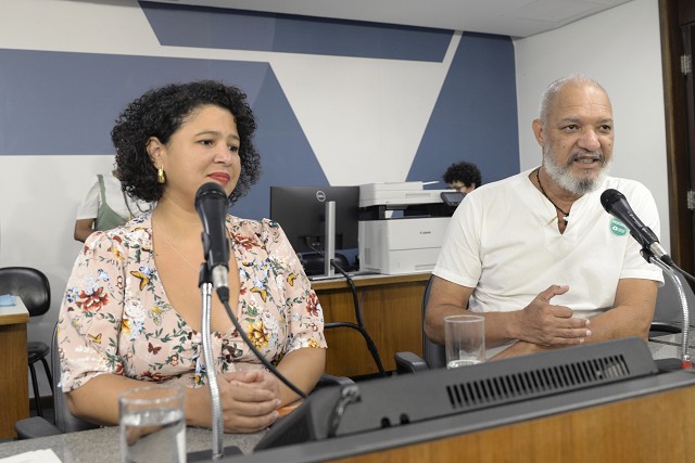 Escritora contagense, Monique Pacheco, é enaltecida por deputados na ALMG