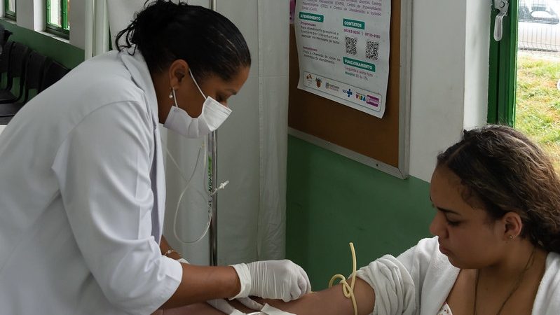 Tânia Marcial, médica infectologista do SUS Contagem, orienta e esclarece dúvidas, sintomas de dengue e o que fazersobre