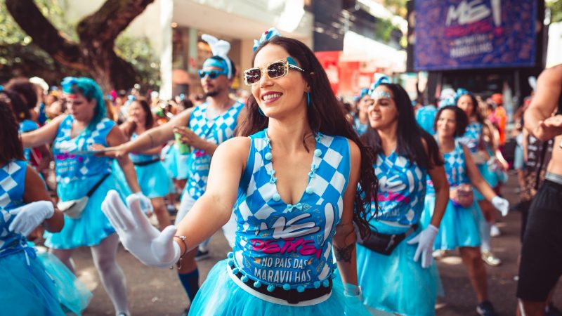 Me Deixe completa seis anos e celebra data com desfile especial e muita diversão aos foliões na Savassi