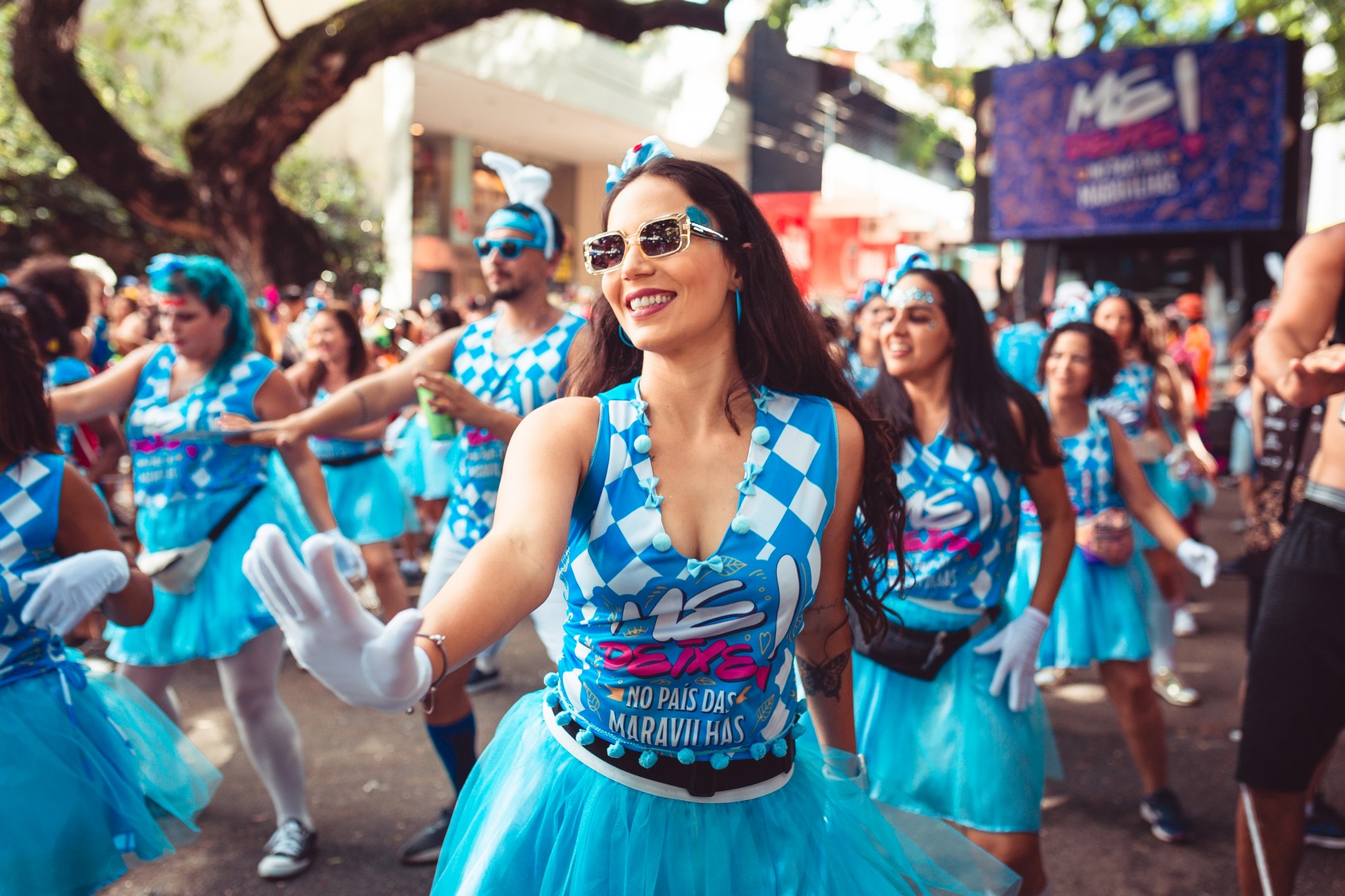 Me Deixe completa seis anos e celebra data com desfile especial e muita diversão aos foliões na Savassi