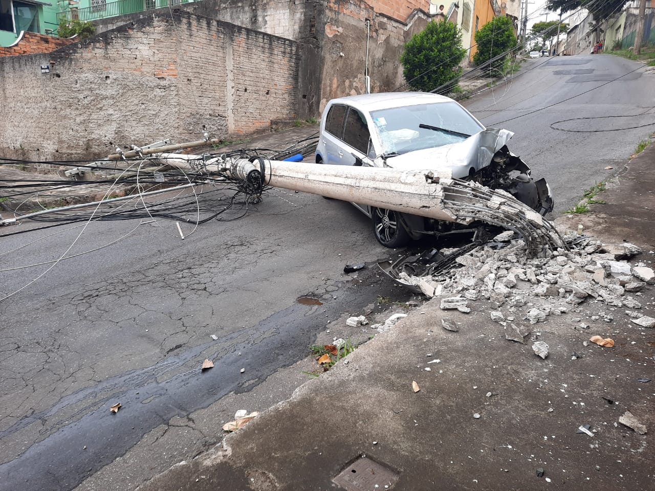 Saiba o que fazer em casos de queda de cabos da rede elétrica sobre carros