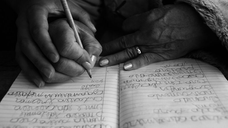 UFMG: abertas as inscrições para turmas de alfabetização de adultos e idosos