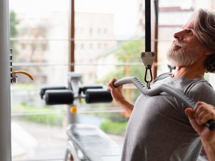 Musculação melhora sintomas de depressão e ansiedade em idosos, confirma estudo