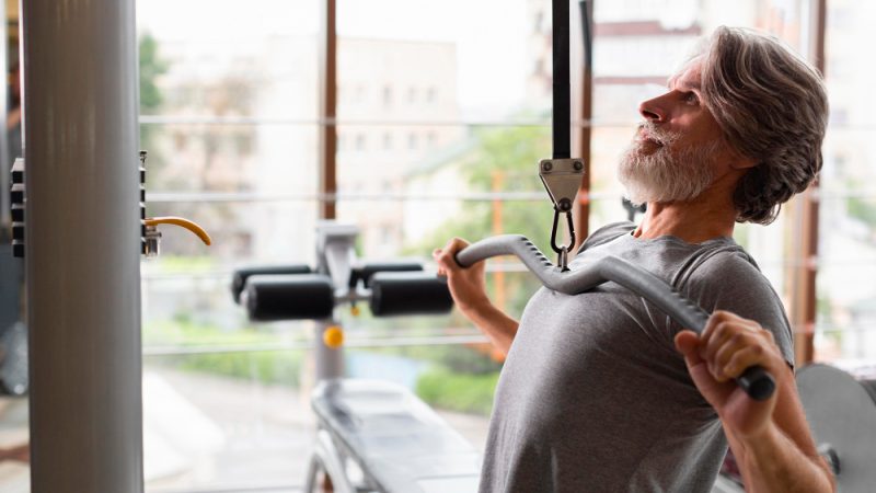 Musculação melhora sintomas de depressão e ansiedade em idosos, confirma estudo