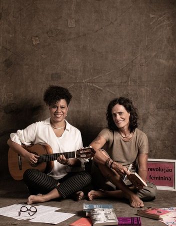 Show na UFMG, Zélia Duncan e Ana Costa homenageiam as mulheres