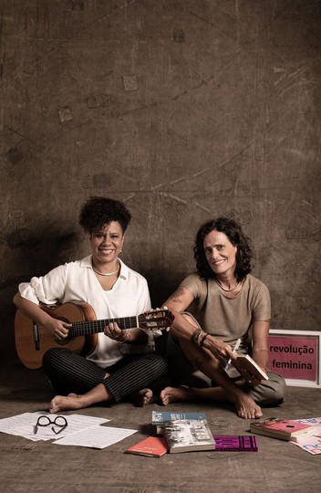 Show na UFMG, Zélia Duncan e Ana Costa homenageiam as mulheres