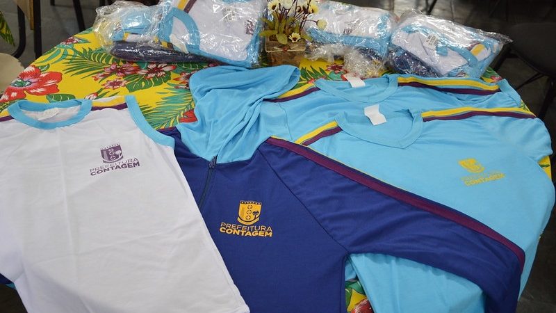 kits de uniformes gratuitos para estudantes da rede municipal