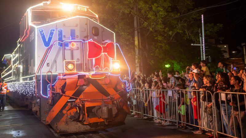 A bordo do trem natalino da VLI, Papai Noel chegará na próxima semana em Contagem